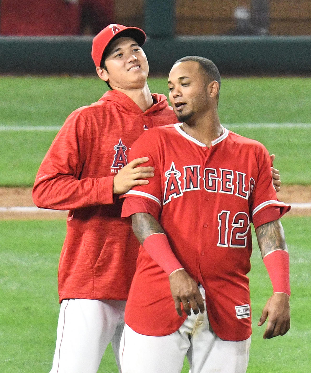 フィールドでマルドナド（右）とじゃれるエンゼルス大谷（2018年6月撮影）