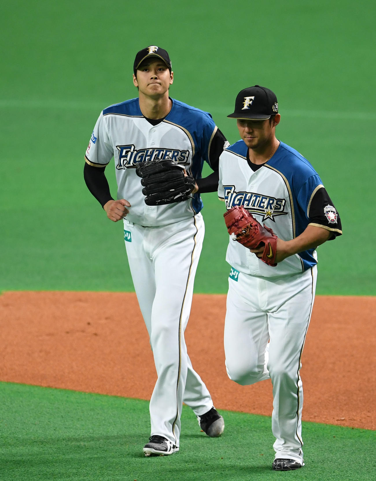 2017年10月4日　1回表を無失点に抑え中田（右）と共にベンチへ引き揚げる大谷