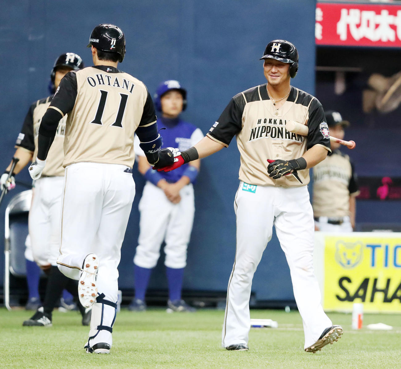 2017年8月14日　大谷（左）の左中間越えソロ本塁打を出迎える中田