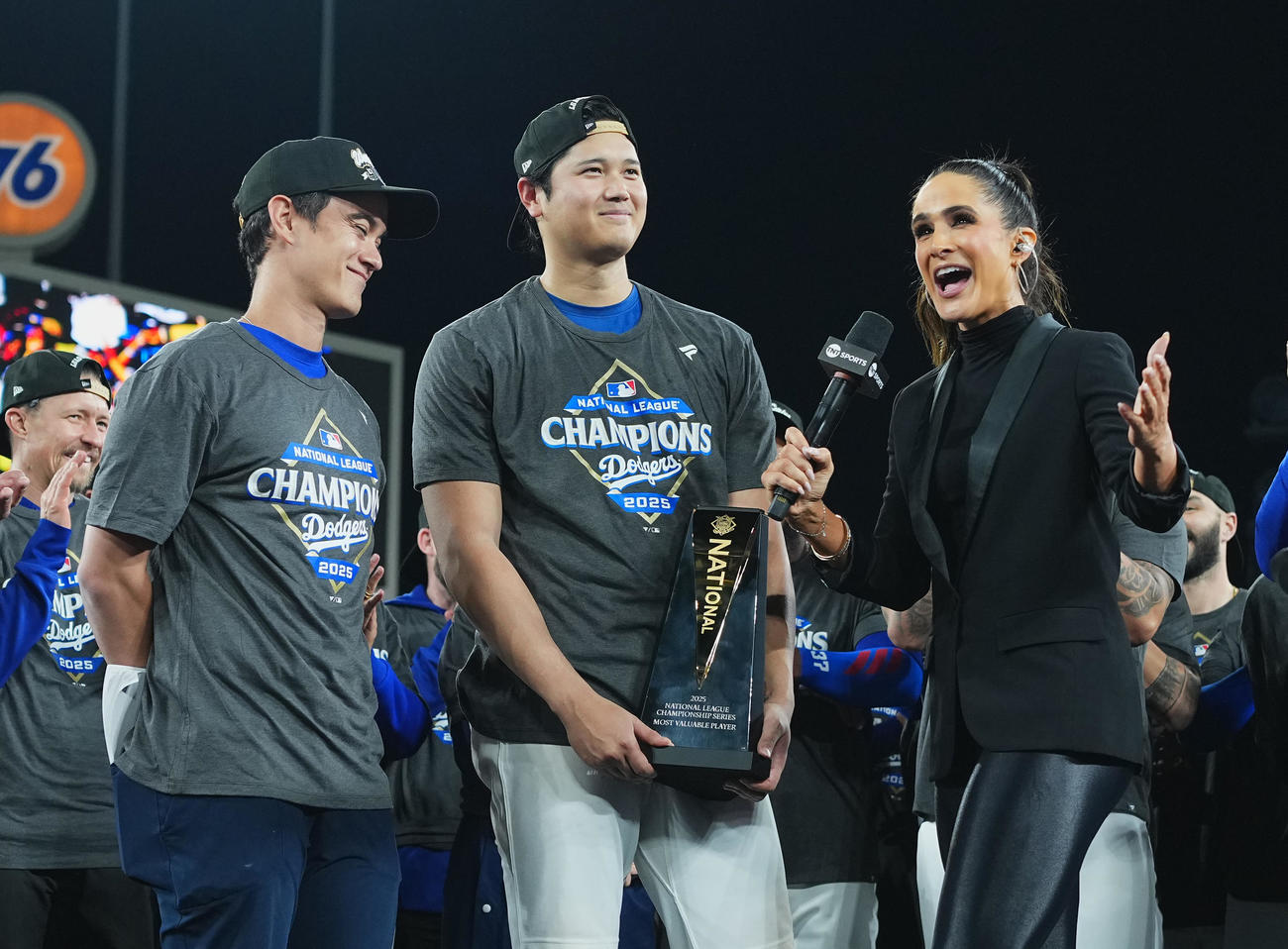 ナ・リーグ優勝決定シリーズでMVPに選ばれ、トロフィーを手にインタビューに応じるドジャース大谷（2025年10月17日撮影）
