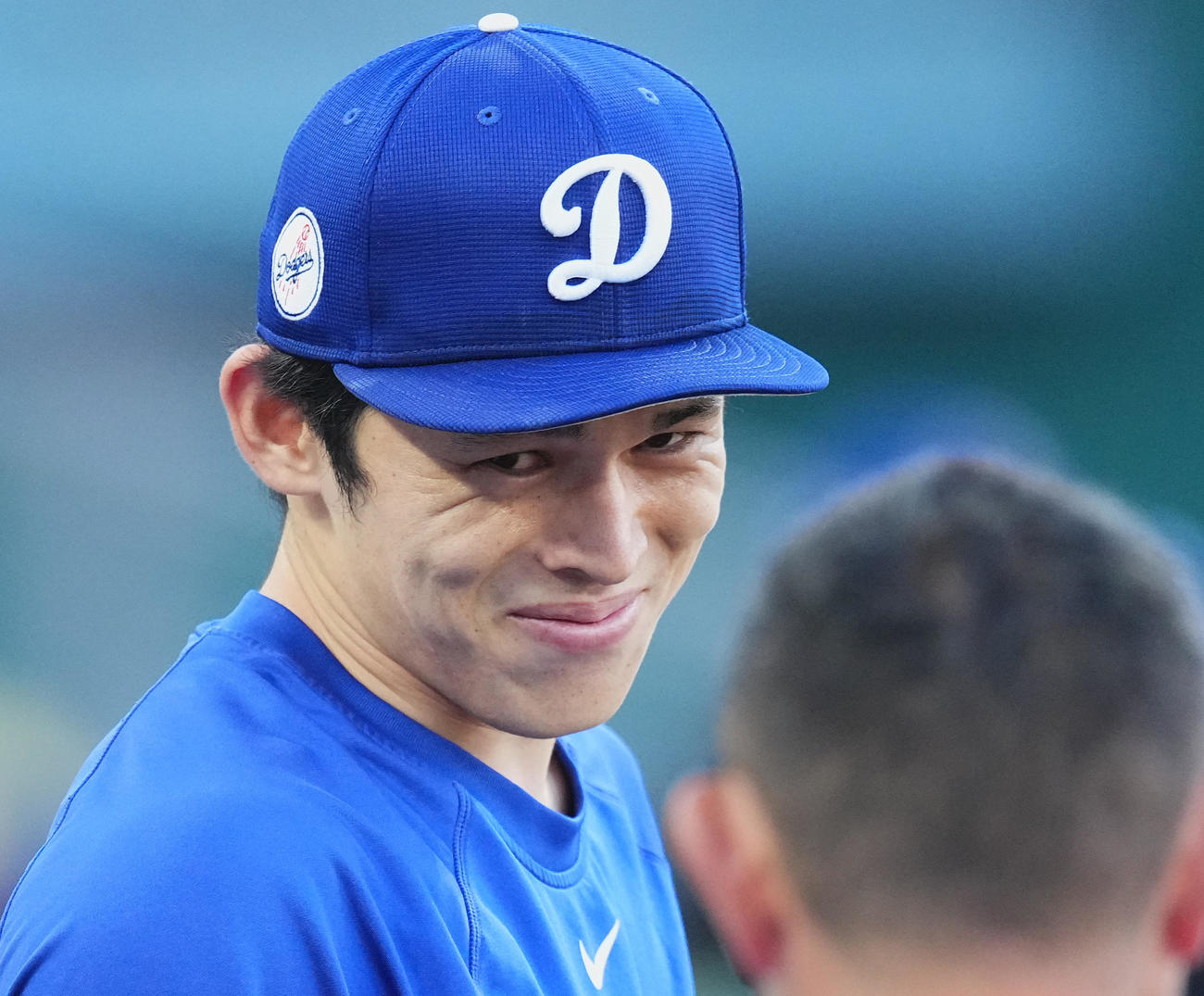 練習中に笑顔でスタッフと話すドジャース佐々木（撮影・菅敏）