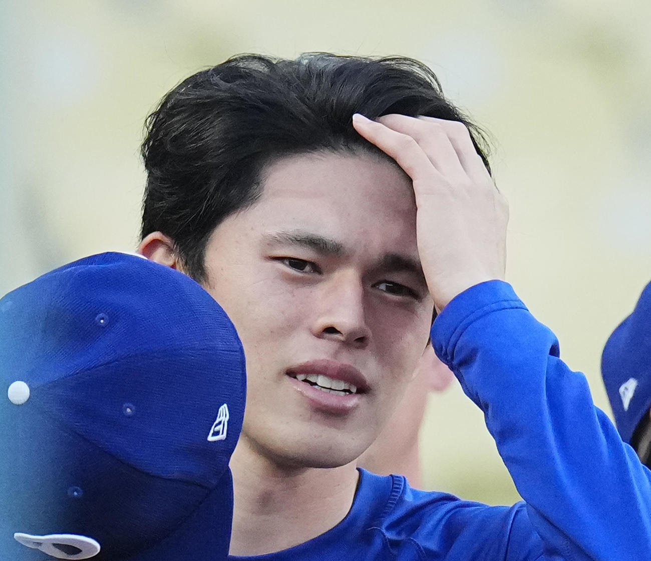 練習中に髪の毛をかき上げるドジャース佐々木（撮影・菅敏）