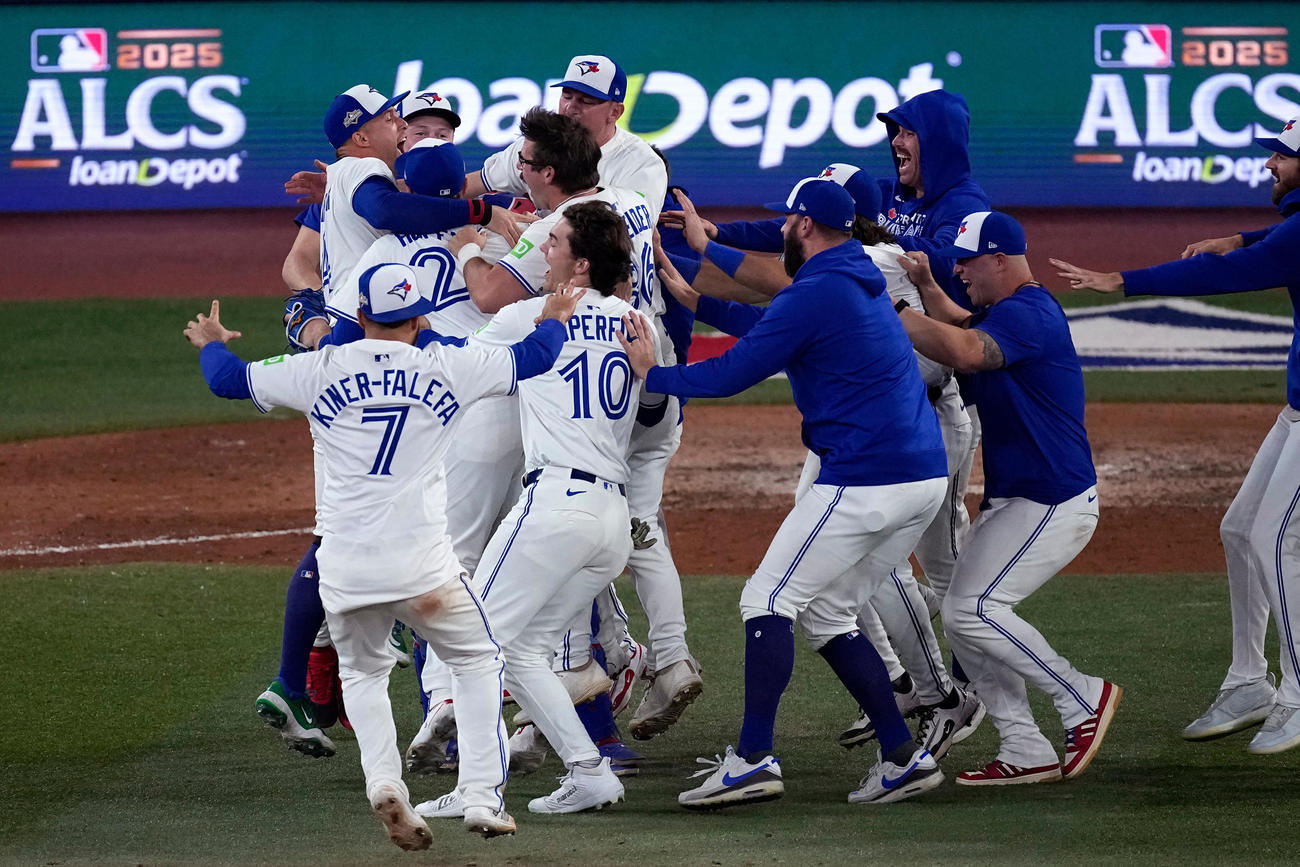 ワールドシリーズ進出を決めて大喜びのブルージェイズの選手たち（AP)