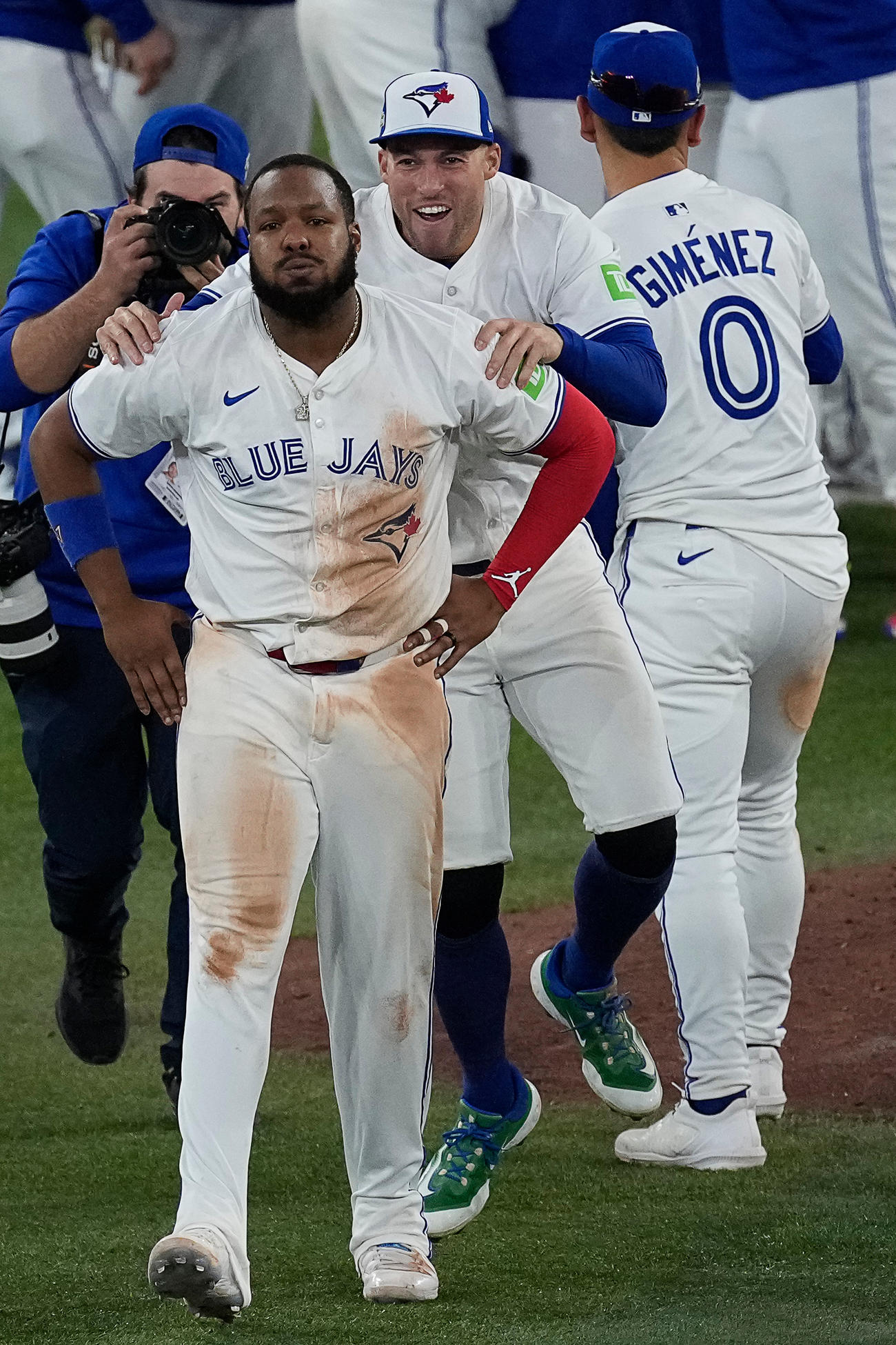 ワールドシリーズ進出が決定し、歓喜するブルージェイズ・ゲレロ。MVPを獲得した（AP）