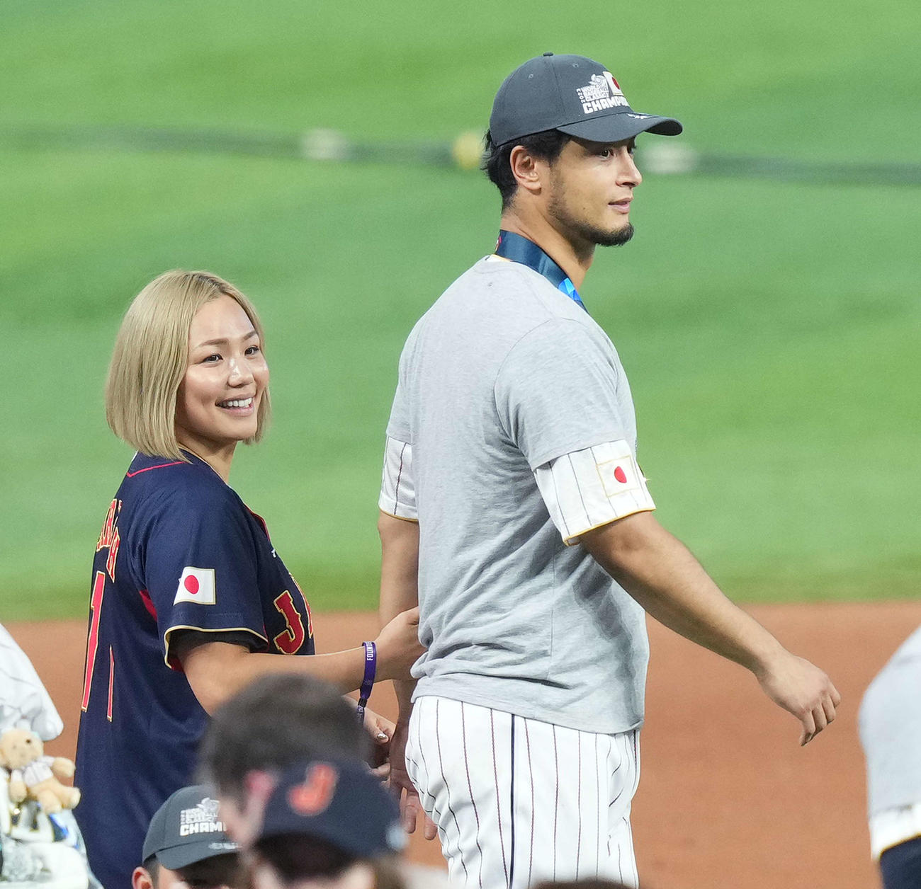 ダルビッシュ（右）と聖子夫人（2023年3月撮影）