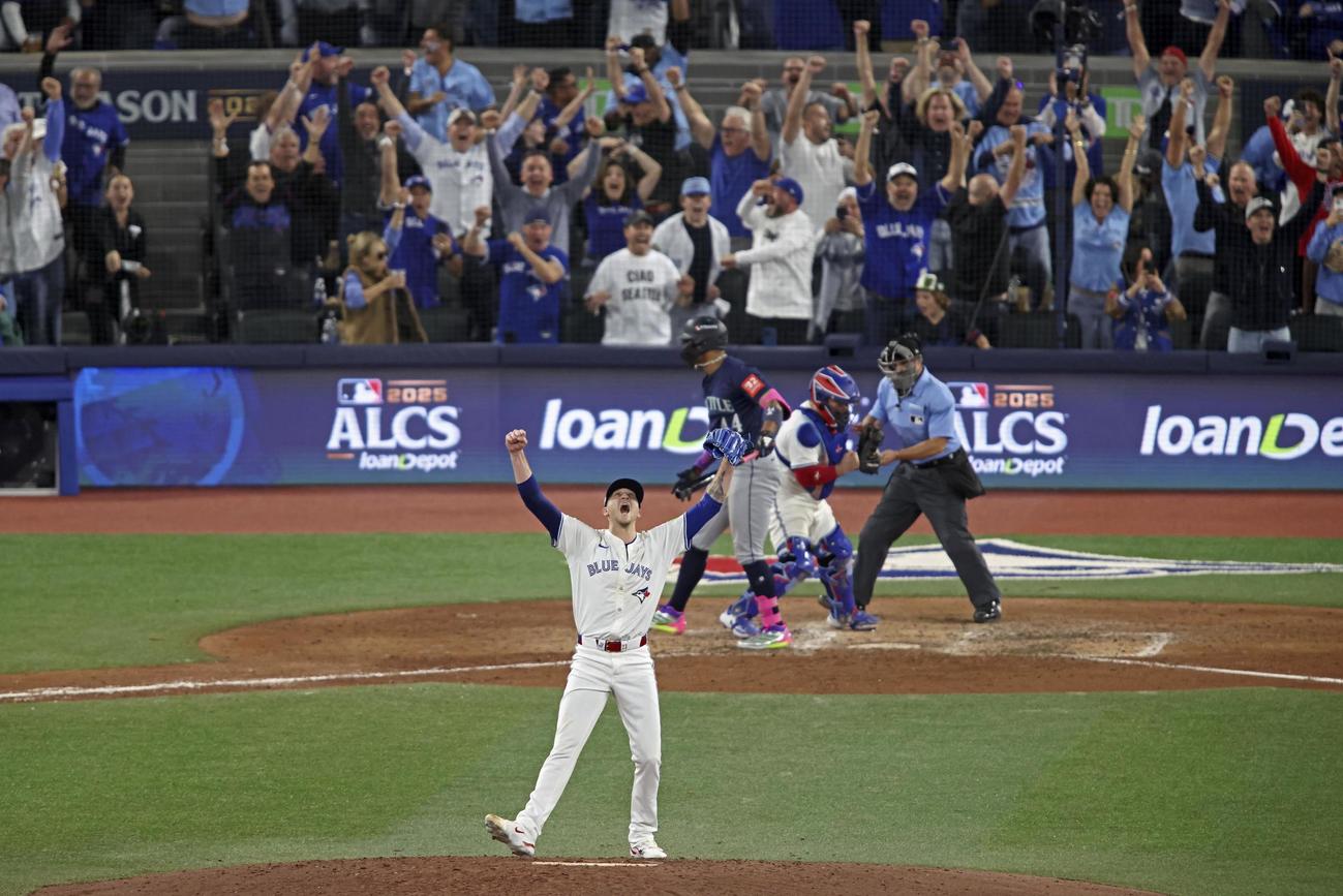 リーグ優勝を決め、喜ぶブルージェイズのホフマン（手前）（ゲッティ＝共同）