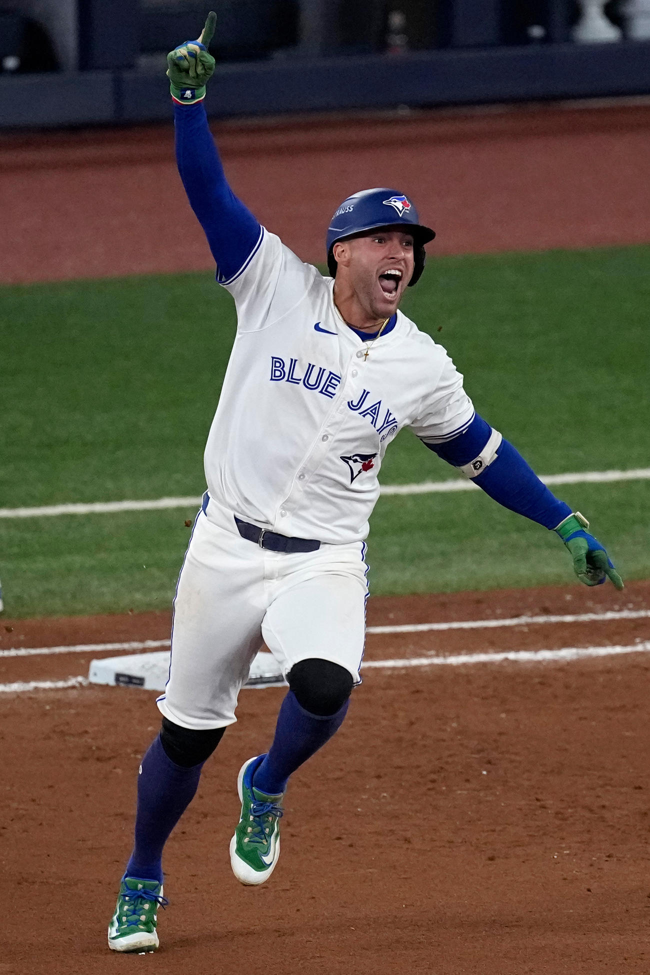 7回、逆転3ランを放ち歓喜するブルージェイズ・スプリンガー（AP）