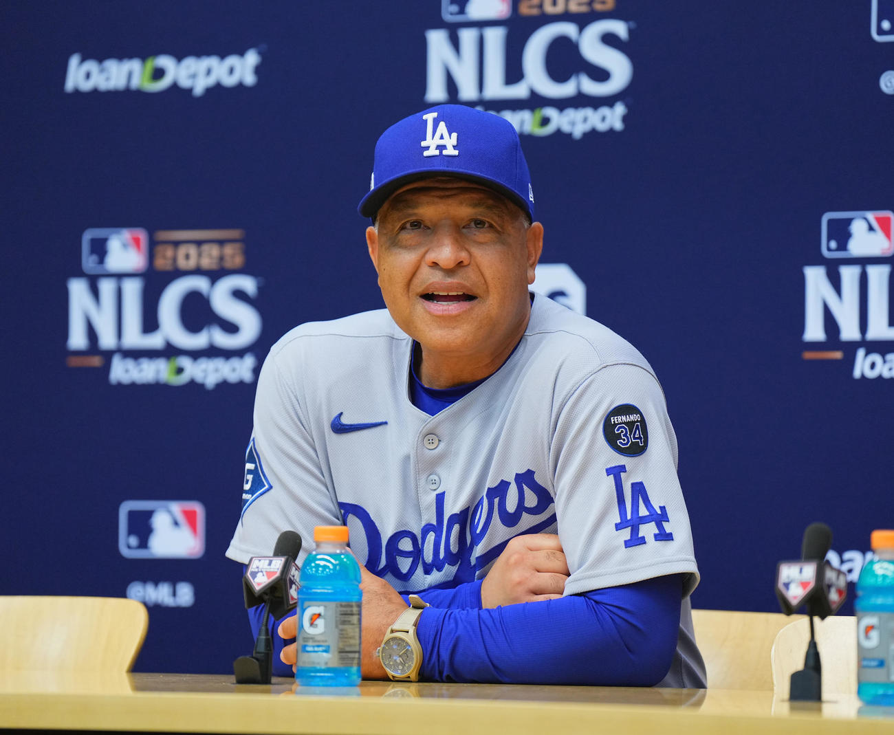 ナ・リーグ優勝決定シリーズ第2戦を勝利し、会見で記者の質問に答えるドジャース・ロバーツ監督（撮影・菅敏）