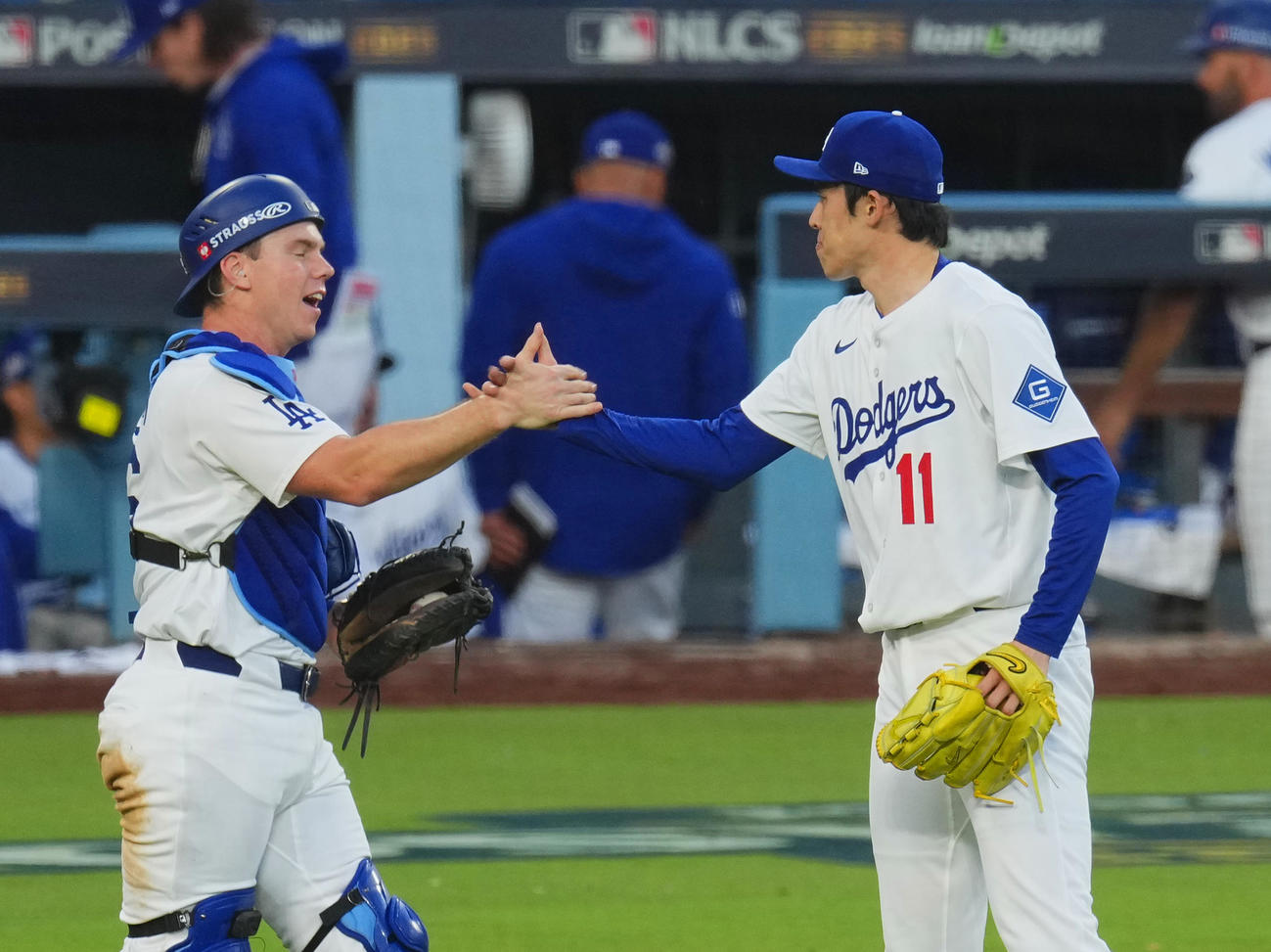 ナ・リーグ優勝決定シリーズ第3戦　ドジャース対ブルワーズ　9回表ブルワーズ2死、ダービンを三振に仕留めゲームセットとし、捕手スミス（左）とタッチをする佐々木（2025年10月）