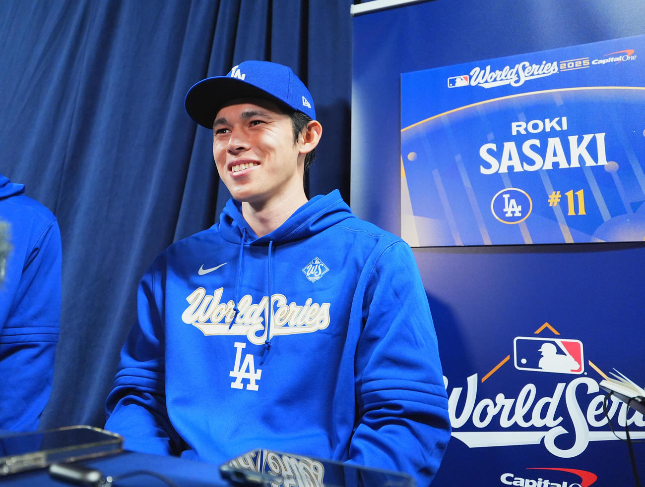 ワールドシリーズ前日会見で笑顔を見せるドジャース佐々木（撮影・菅敏）