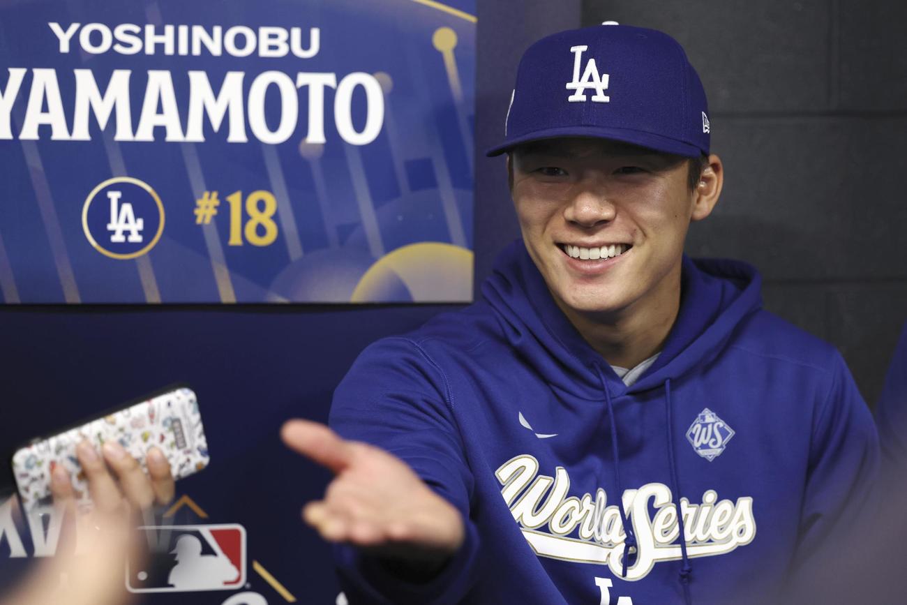 報道陣の取材に応じるドジャース山本＝トロント（共同）