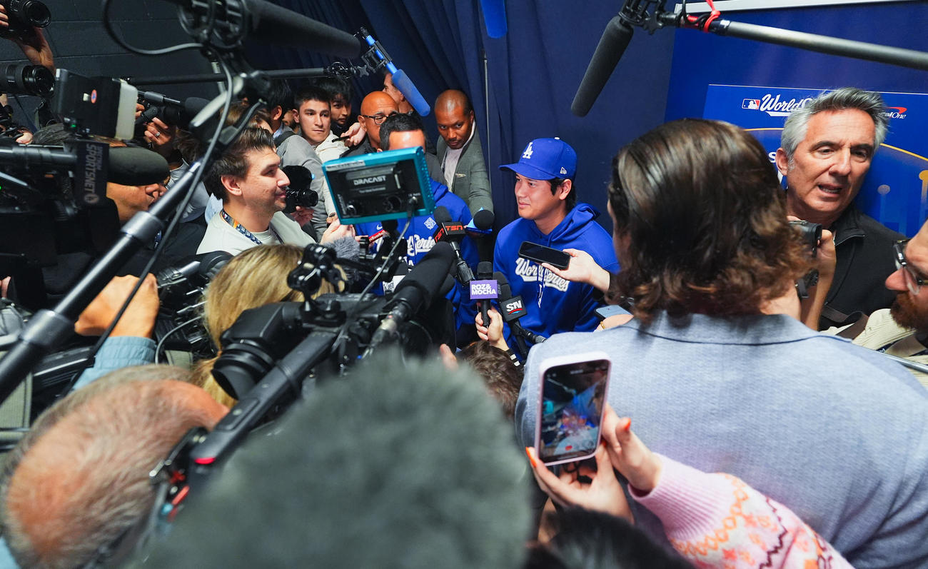 ワールドシリーズ前日会見で大勢の報道陣に囲まれ抱負を話すドジャース大谷（中央）（撮影・菅敏）
