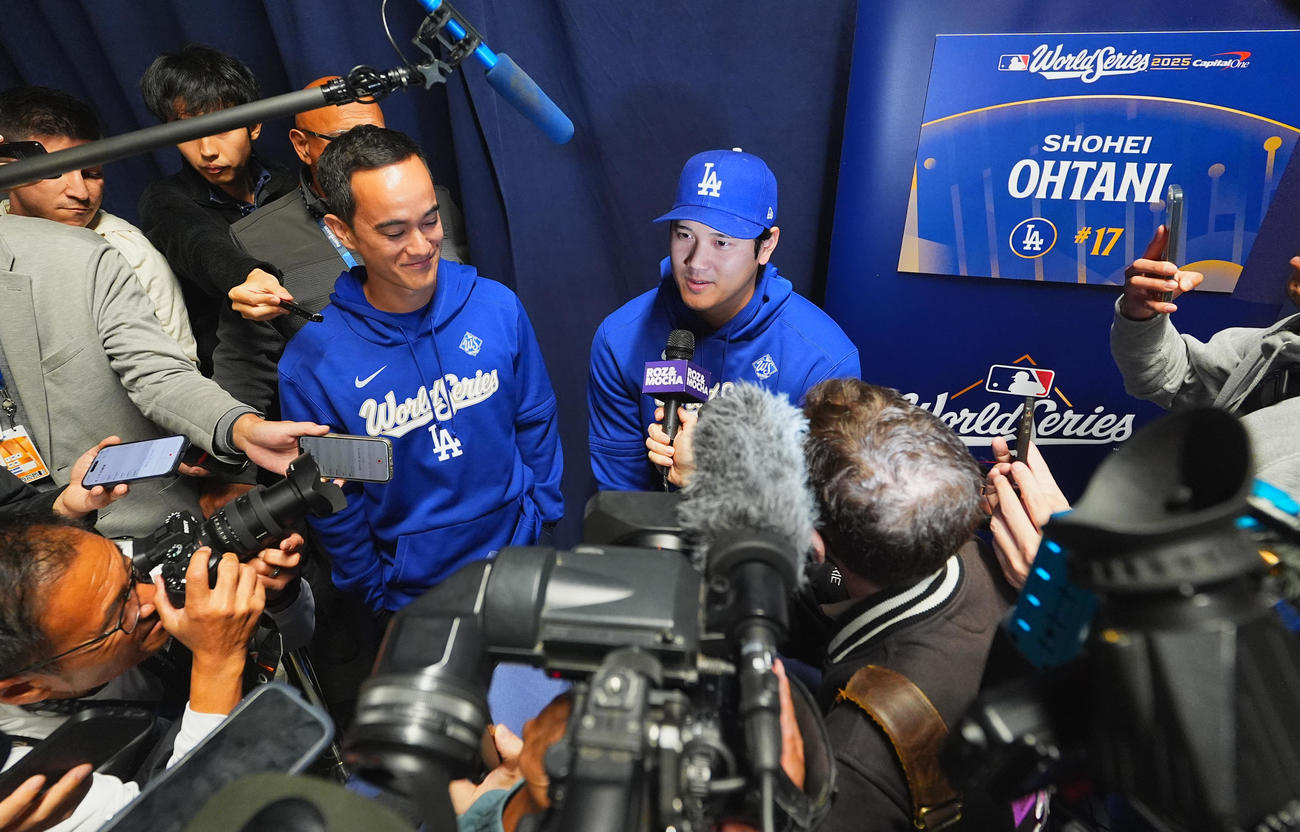 ワールドシリーズ前日会見で大勢の報道陣に囲まれ抱負を話すドジャース大谷（中央）（撮影・菅敏）