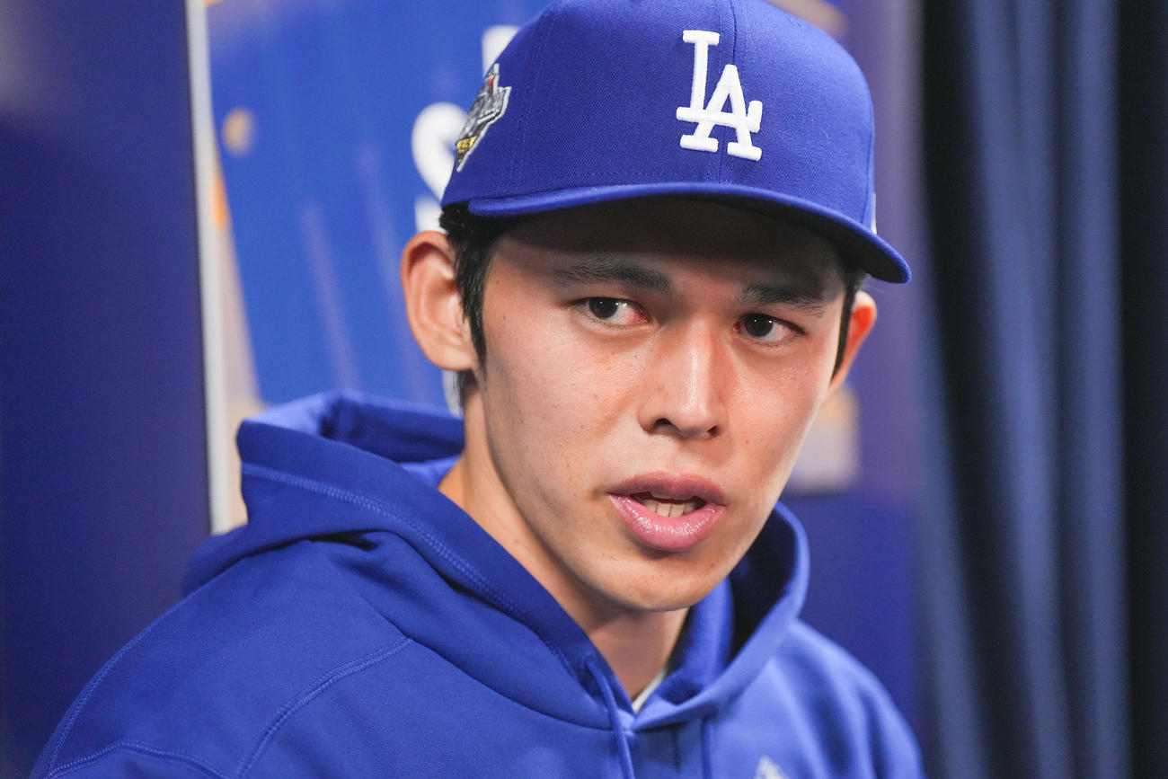 ワールドシリーズ前日会見で抱負を話すドジャース佐々木（撮影・菅敏）