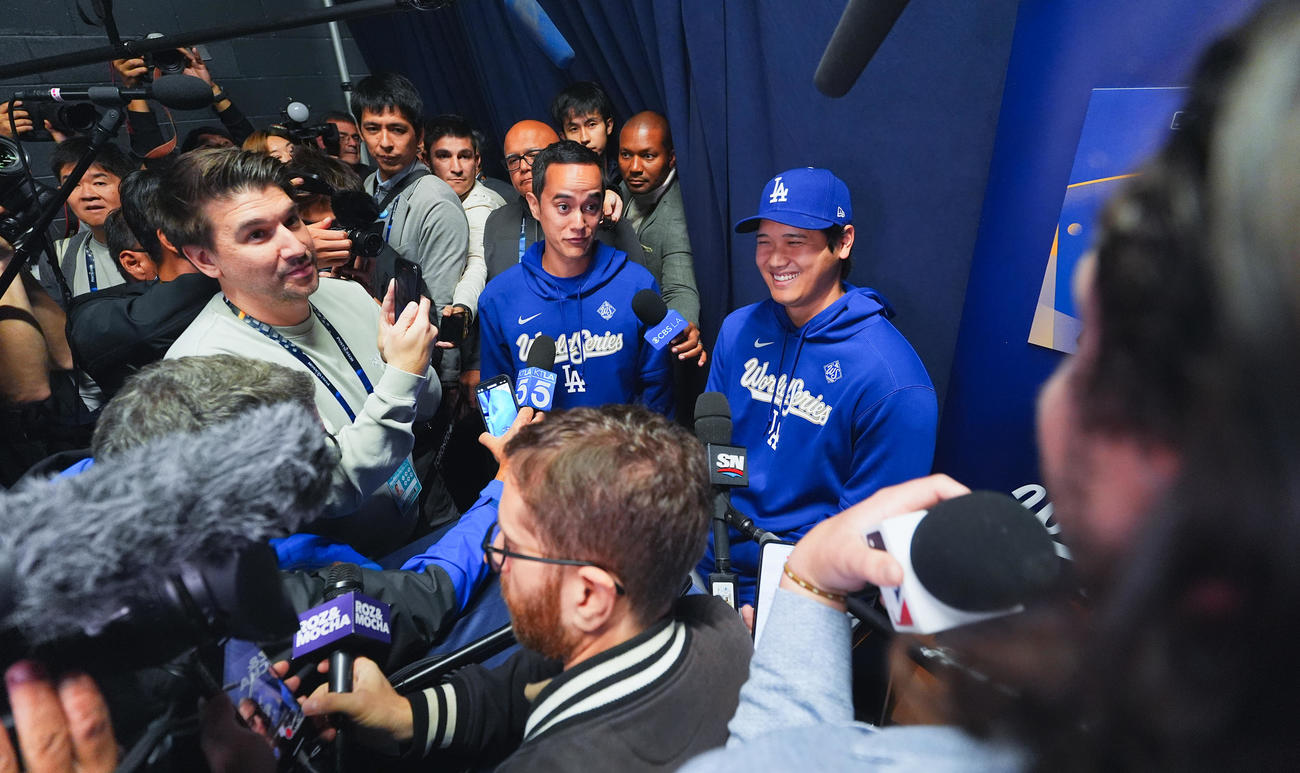 ワールドシリーズ前日会見で大勢の報道陣に囲まれ抱負を話すドジャース大谷（右）（撮影・菅敏）