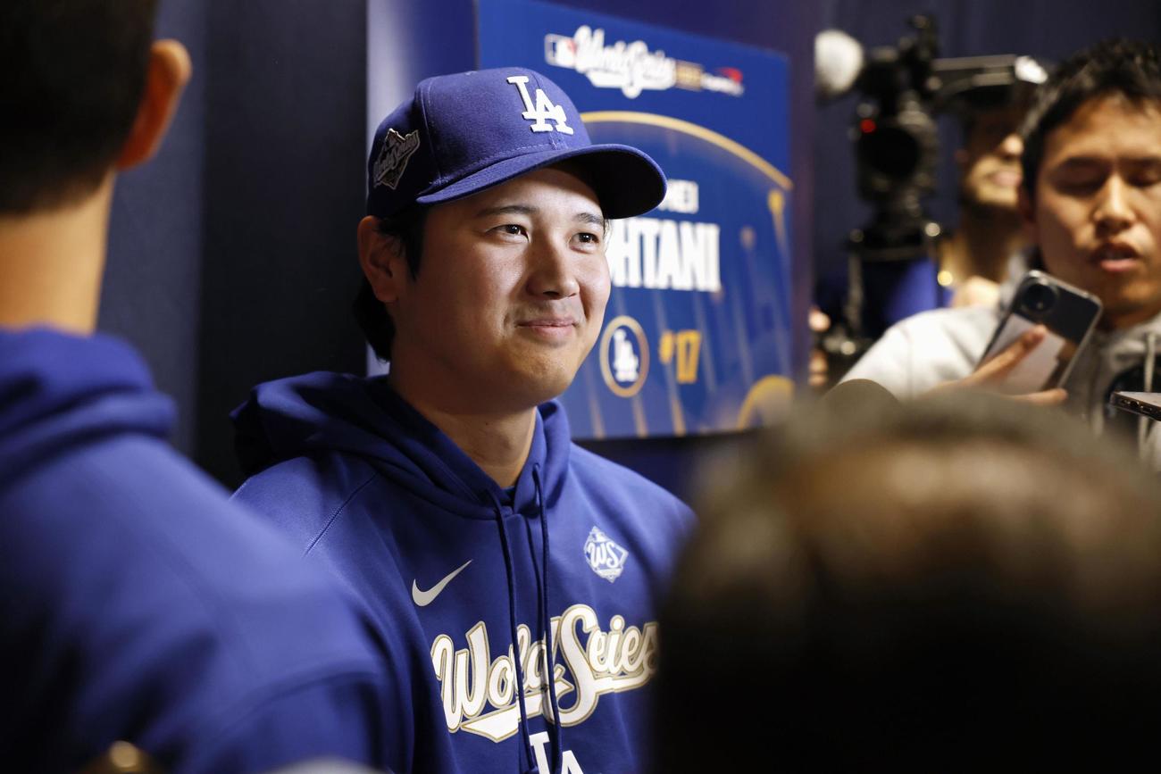 報道陣の取材に笑顔を見せるドジャース・大谷＝トロント（共同）