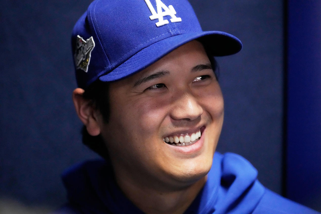 ワールドシリーズ前日会見で笑顔を見せるドジャース大谷翔平（AP）