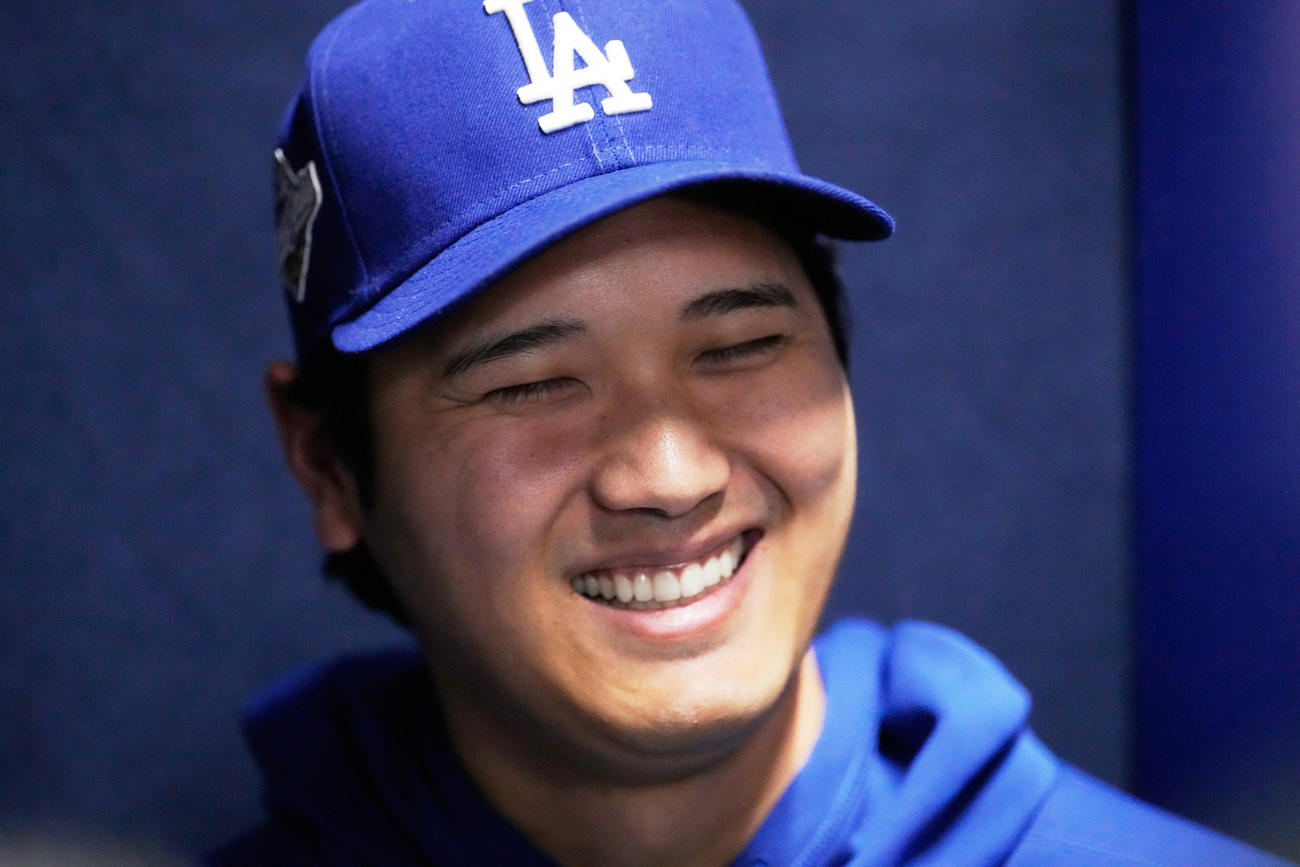 ワールドシリーズ前日会見で笑顔を見せるドジャース大谷翔平（AP）