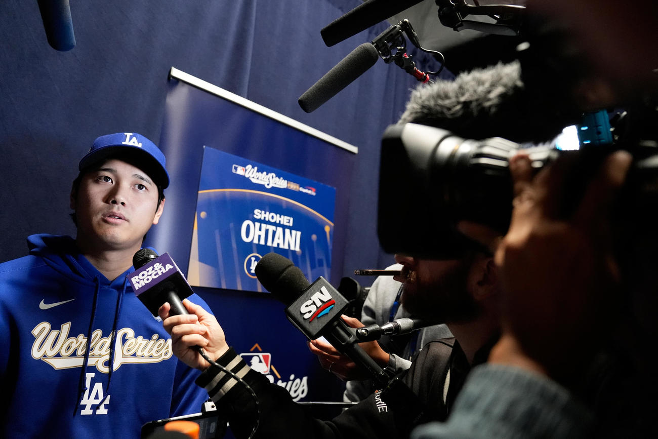 ワールドシリーズ前日会見で取材に応じるドジャース大谷翔平（AP）