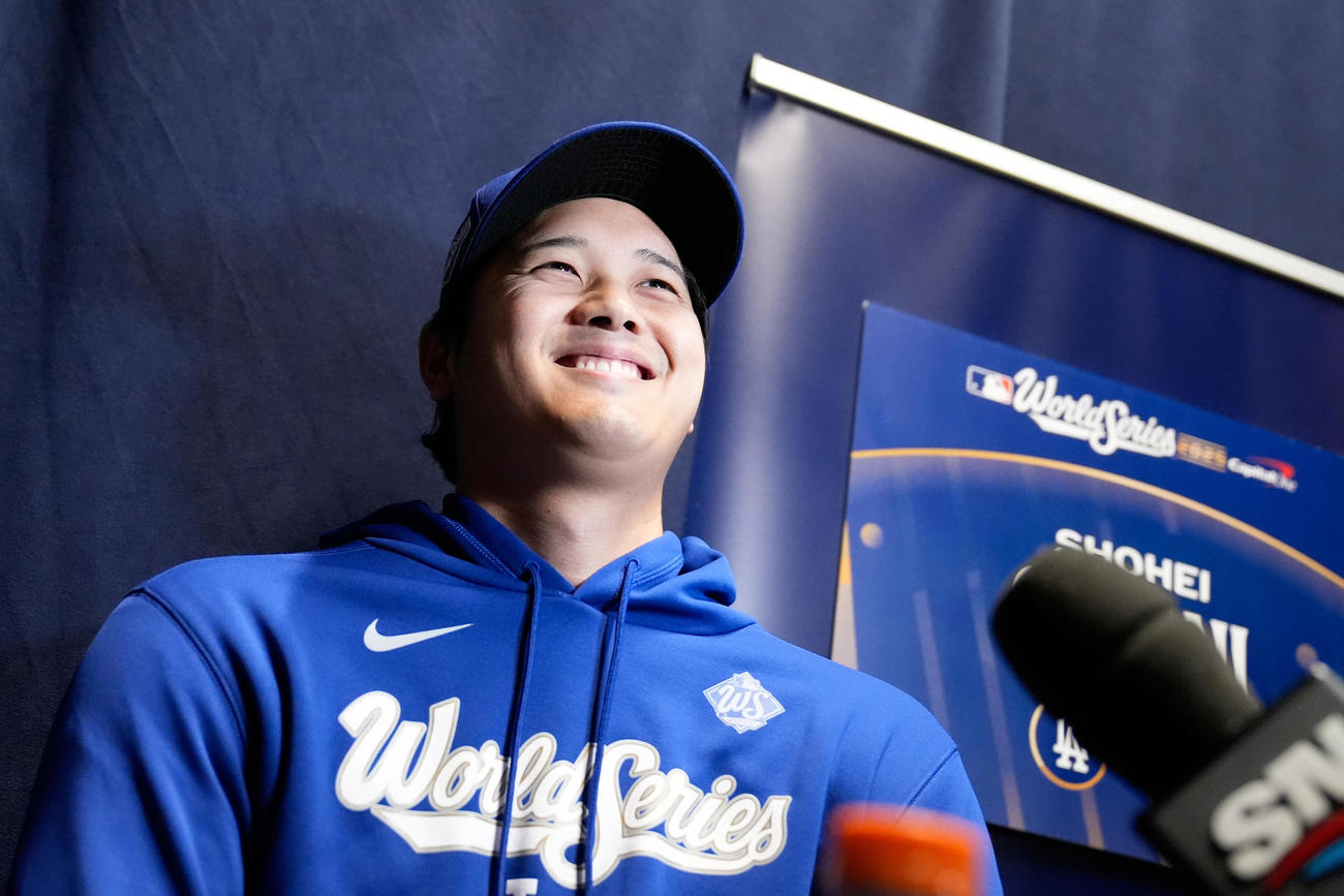 ワールドシリーズ前日会見で笑顔を見せるドジャース大谷翔平（AP）