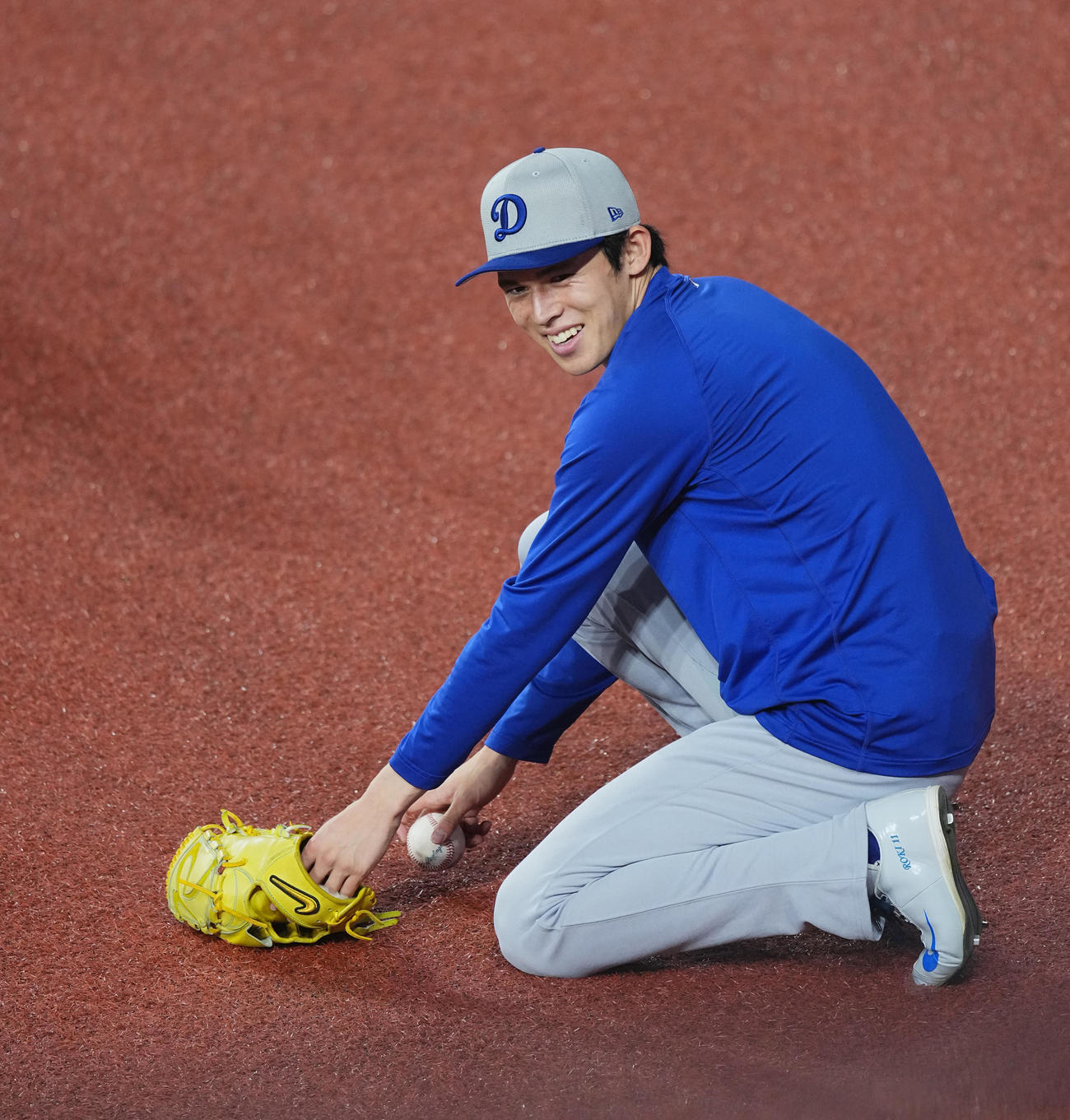 ワールドシリーズ前日練習で調整するドジャース佐々木（撮影・菅敏）