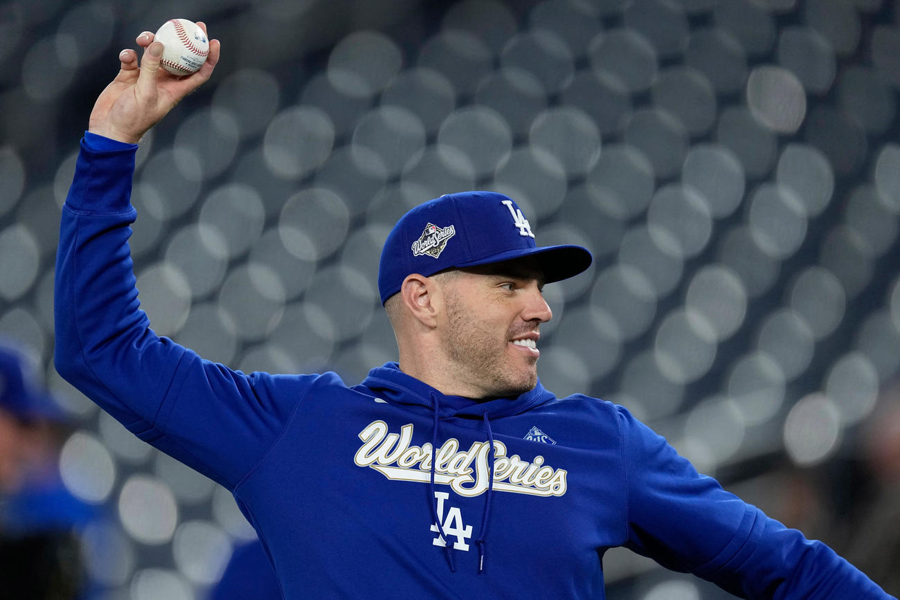 ロジャーセンターでボールを投げるドジャースのフリーマン（AP）