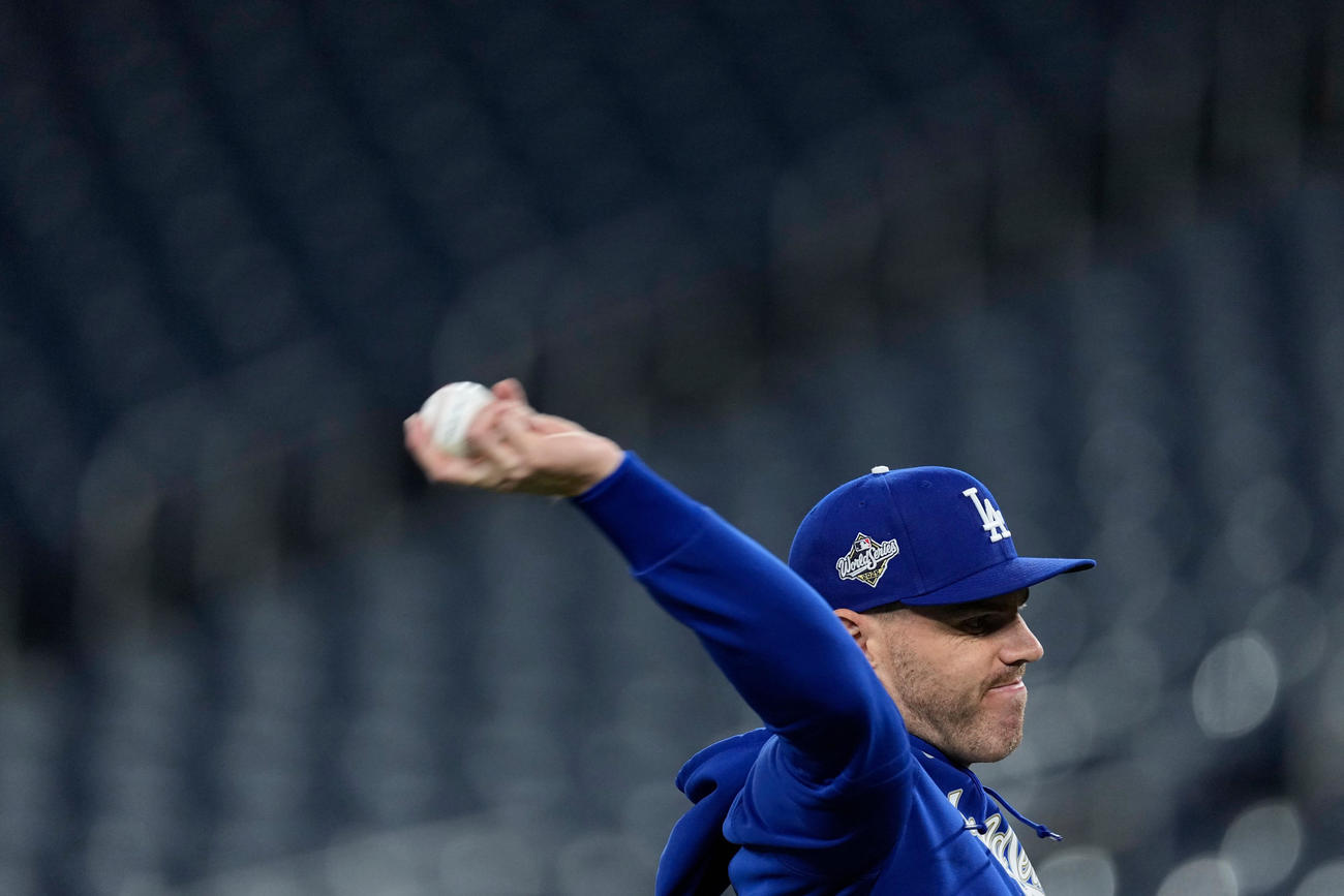 ロジャーセンターでボールを投げるドジャースのフリーマン（AP）
