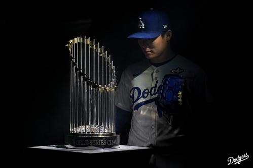大谷翔平、山本由伸、佐々木朗希が神々しい…ティファニー製トロフィー