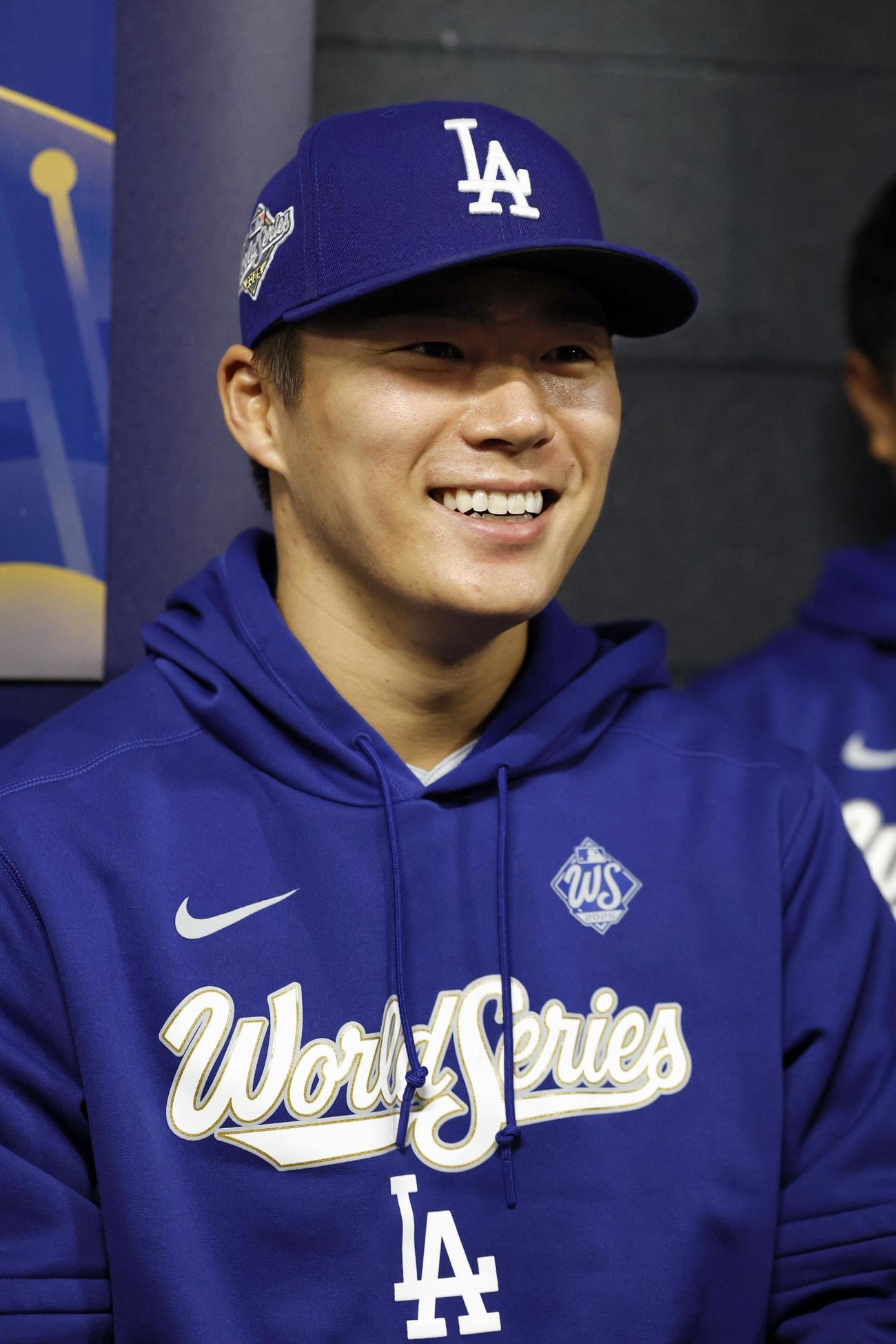 報道陣の取材に応じるドジャース・山本（共同）