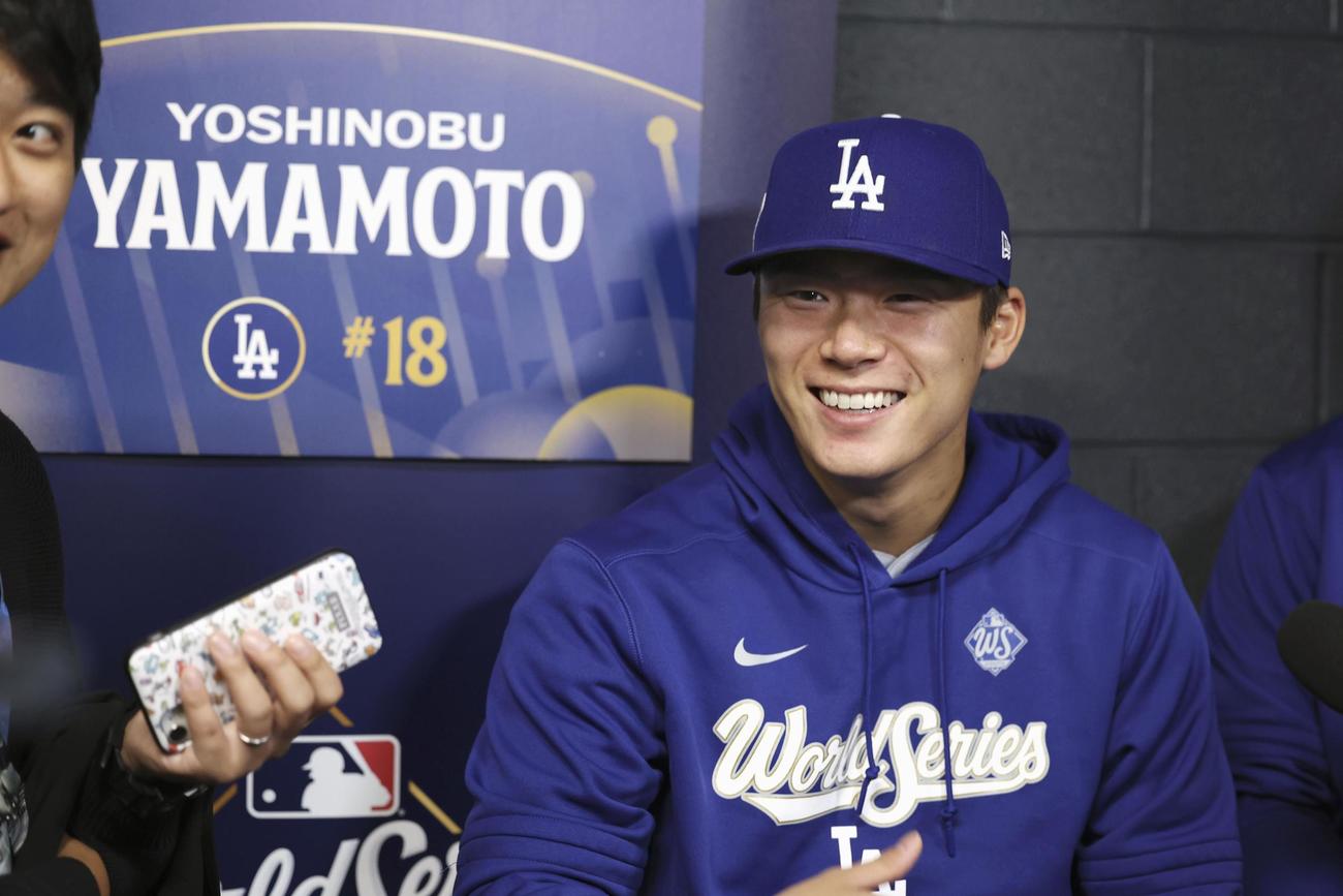 報道陣の取材に応じるドジャース・山本（共同）