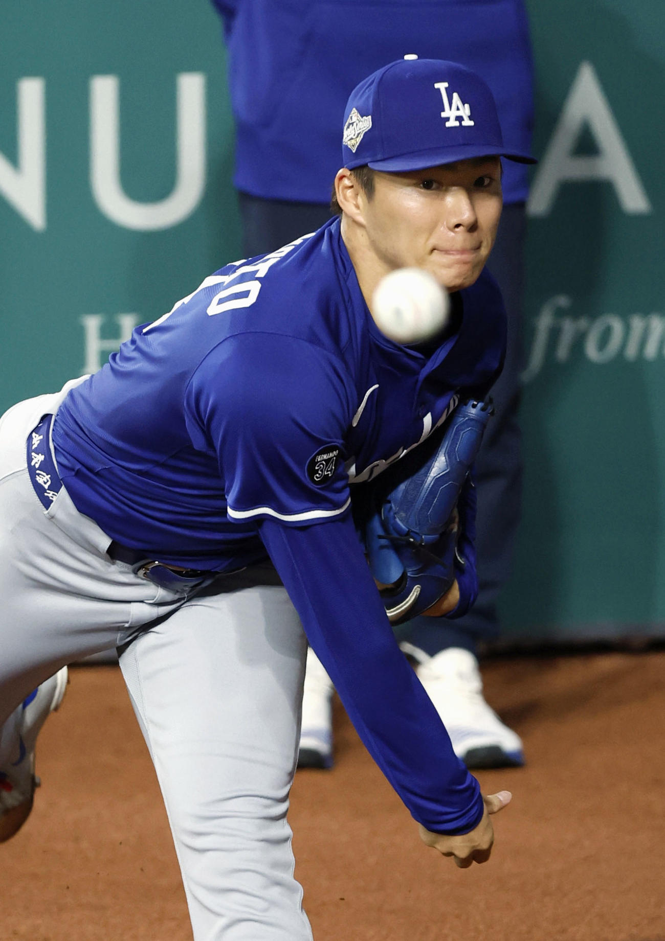 ブルペンで投球するドジャース・山本（共同）