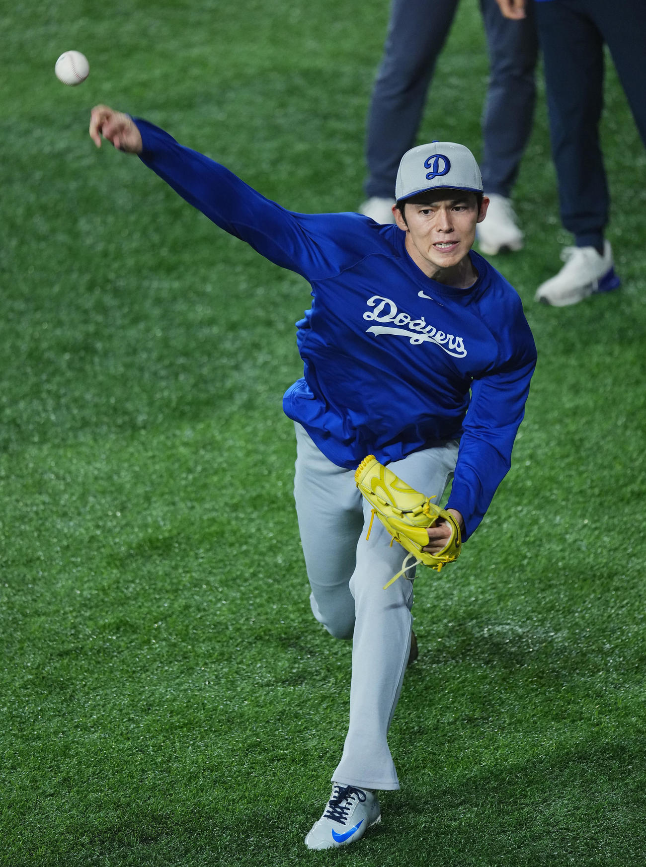 ワールドシリーズ前日練習で調整するドジャース佐々木（撮影・菅敏）
