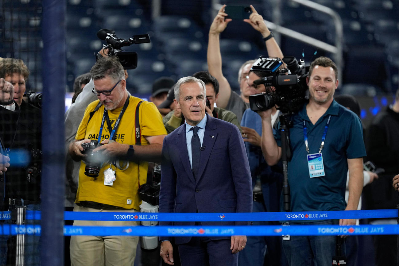 ブルージェイズの打撃練習を見つめるカナダのマーク・カーニー首相（AP）
