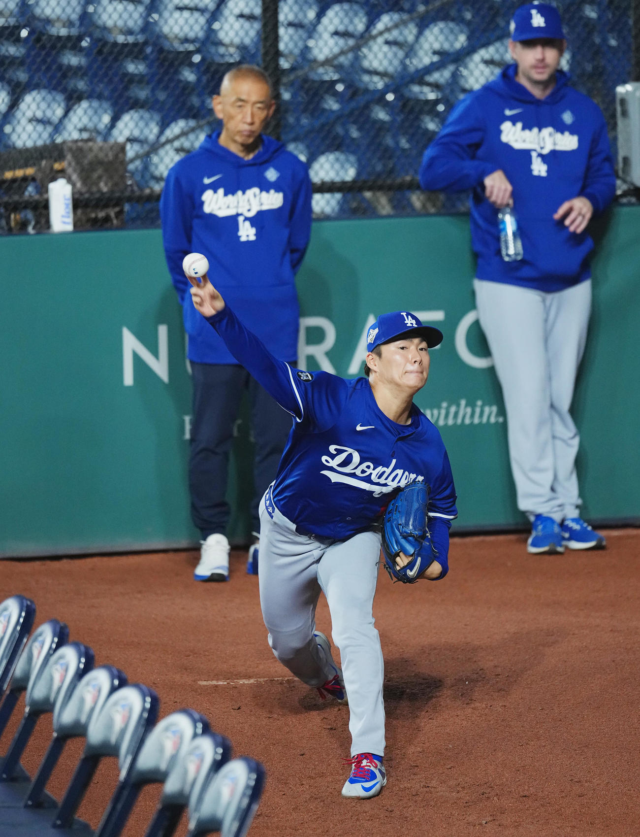 ワールドシリーズ前日練習　ブルペンで投球練習をするドジャース山本（撮影・菅敏）