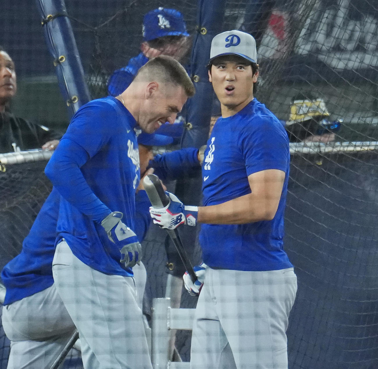 ワールドシリーズ前日練習でフリー打撃をするドジャース大谷は、笑顔のフリーマン（左）を前に打球の行方を見つめる（撮影・菅敏）