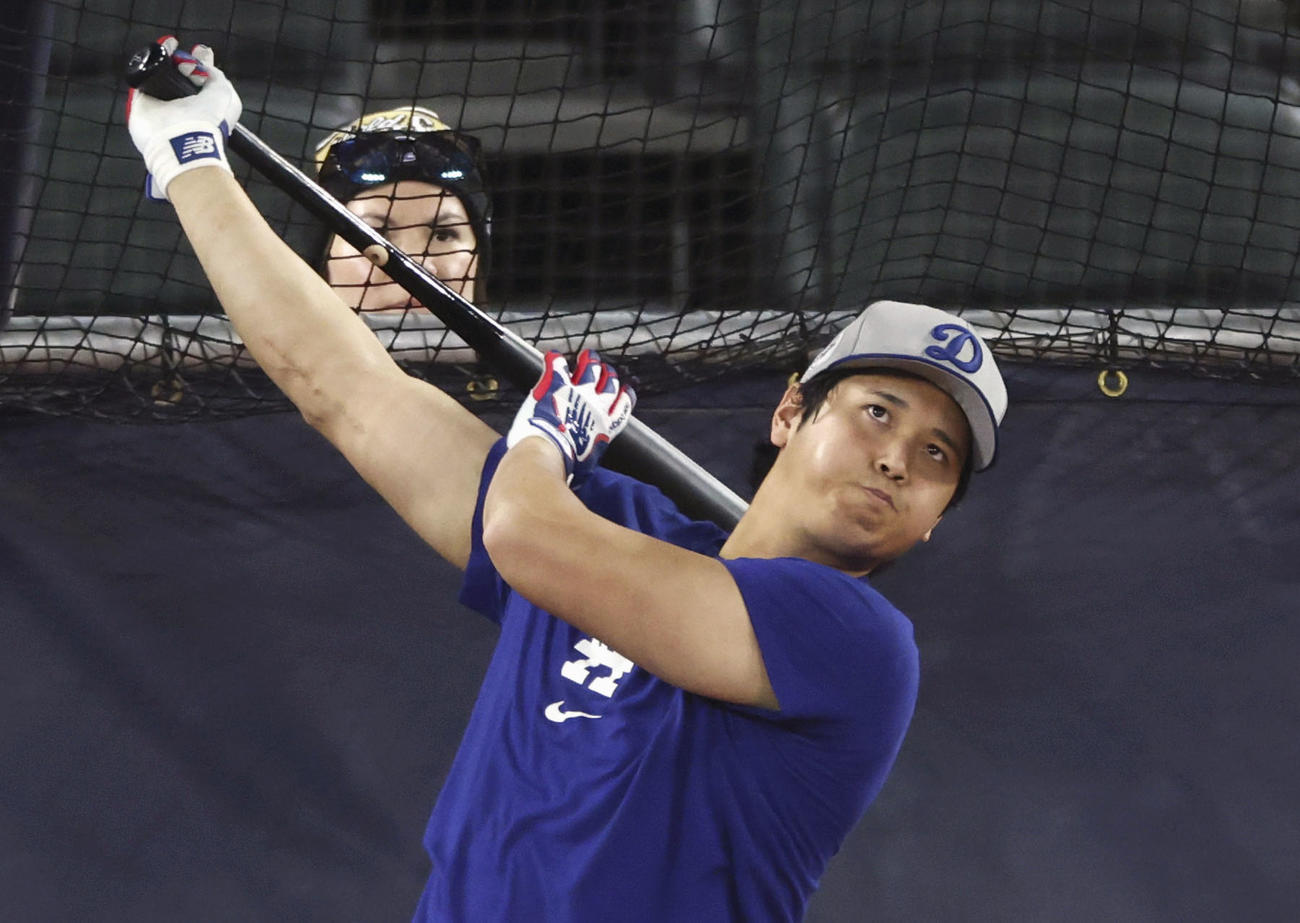 打撃練習するドジャース・大谷（共同）