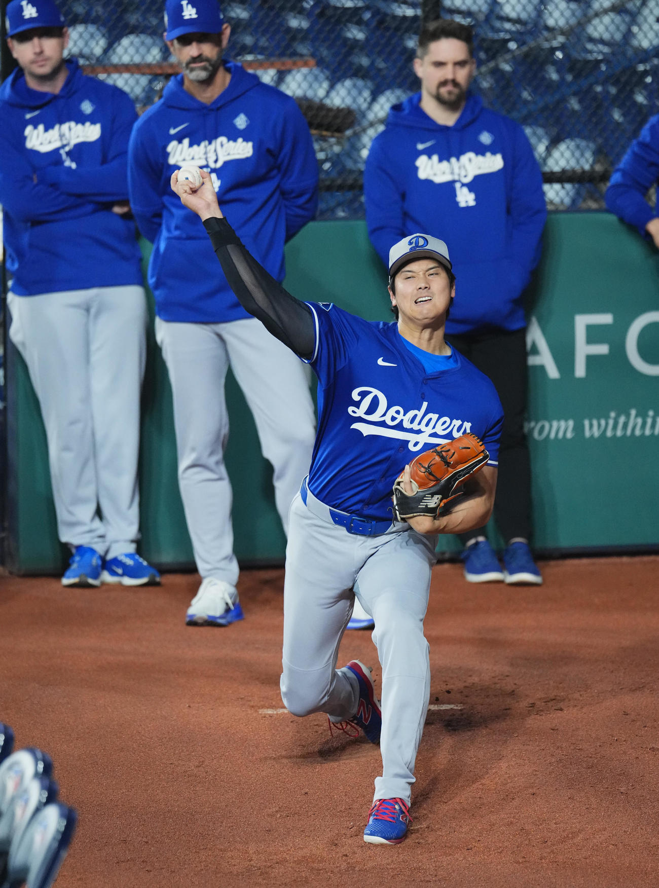 ワールドシリーズ前日練習　ブルペンで投球練習をするドジャース大谷（撮影・菅敏）