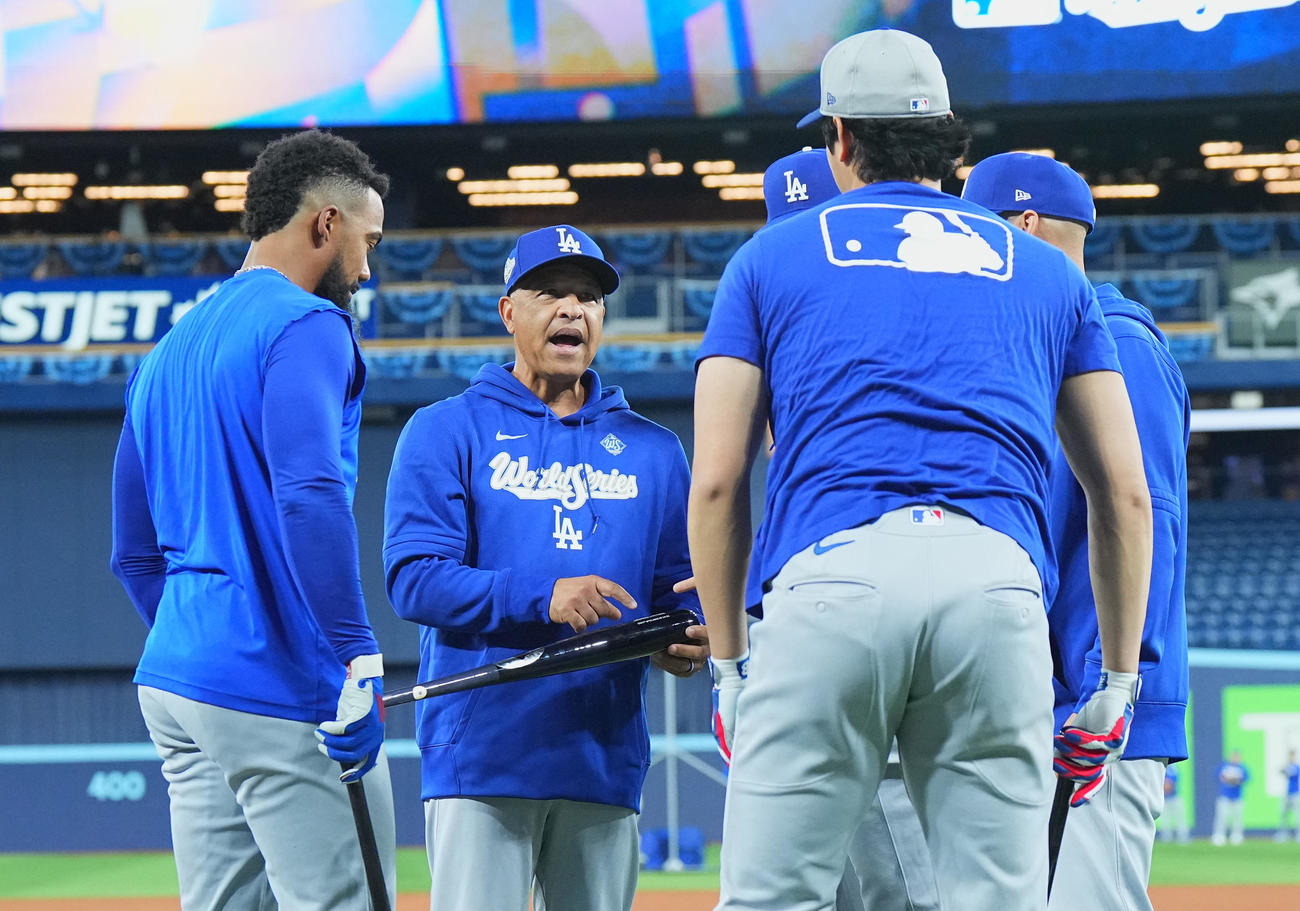 打撃練習中に大谷（手前）のバットを手に驚いた表情で話すロバーツ監督（左から2人目）（撮影・菅敏）
