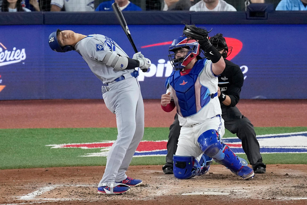 ドジャース大谷翔平はブルージェイズ戦第４打席で際どい球をのけぞってよけた（AP)