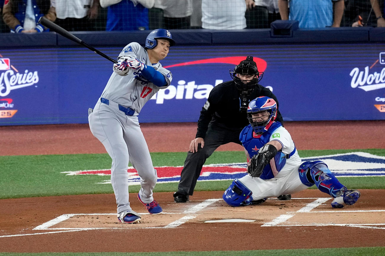 ブルージェイズ－ドジャース　第1打席、空振り三振を喫するドジャース大谷翔平（AP）