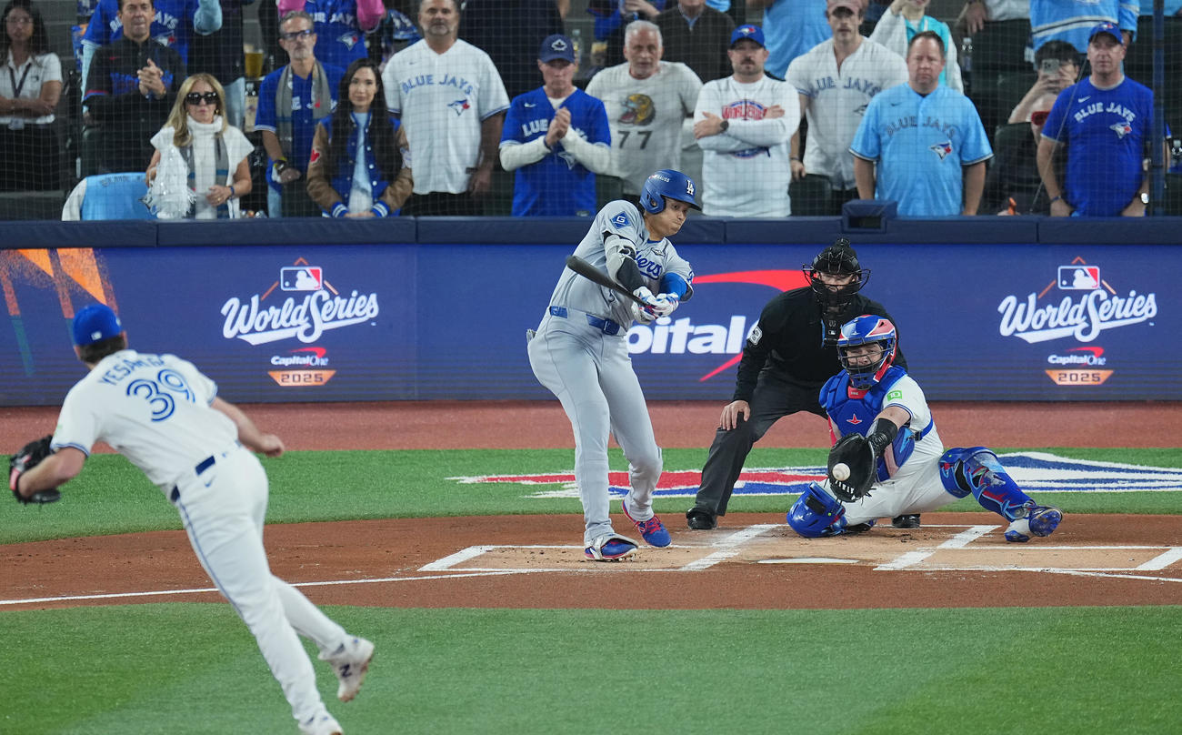 ブルージェイズ対ドジャース　1回表ドジャース無死、空振りの三振に倒れる大谷。投手イーサベッジ（撮影・菅敏）