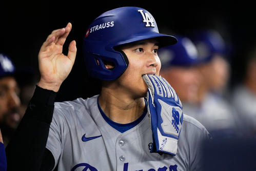 ドジャース大谷翔平はブルージェイズ８回に得点後、ベンチで喜びの表情（AP)