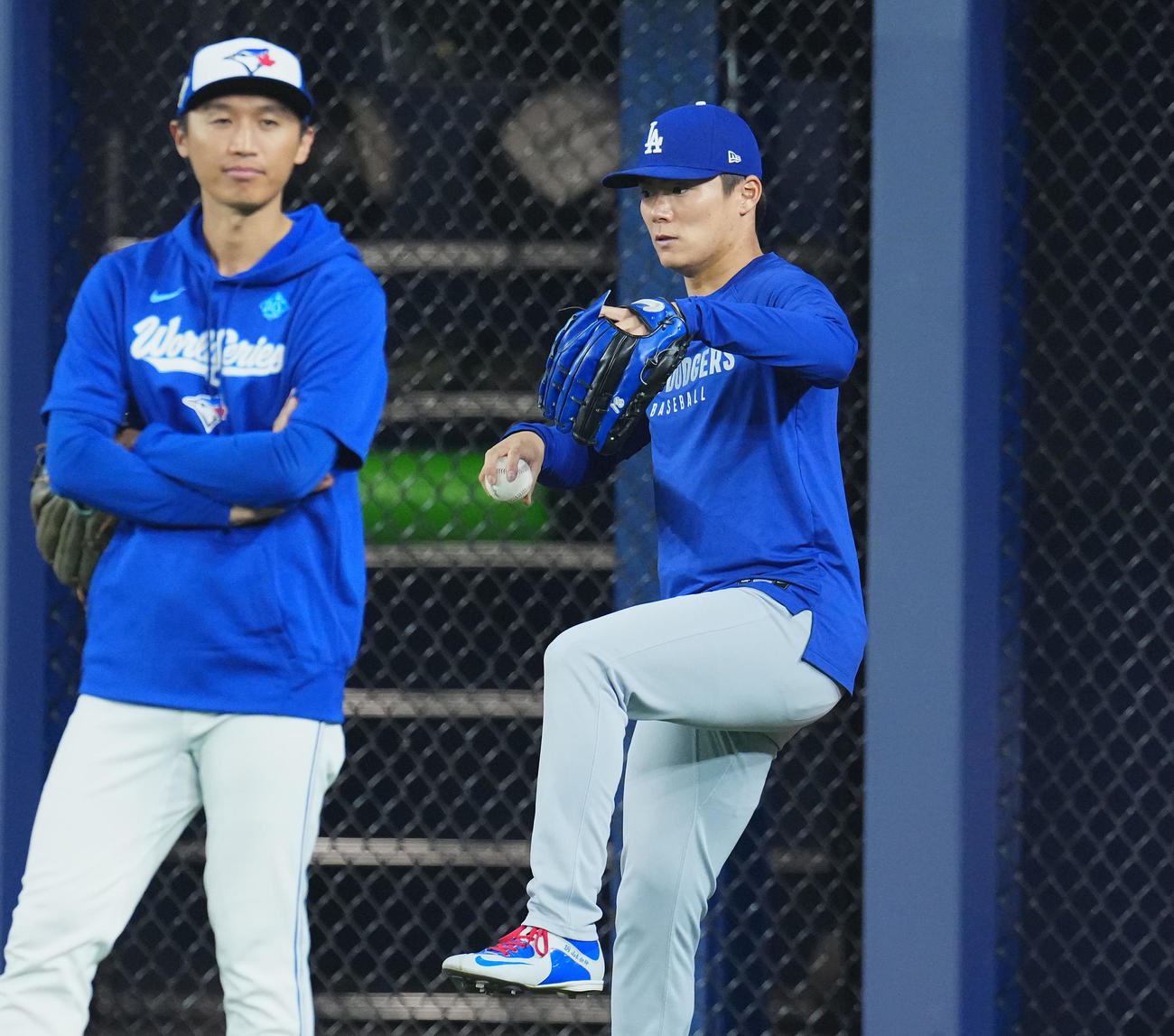 ワールドシリーズ第1戦　試合前、ブルージェイズの加藤氏（左）を前にキャッチボールをするドジャース山本（撮影・菅敏）