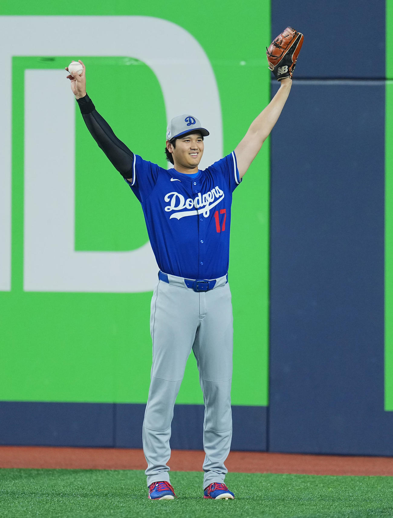 ワールドシリーズ第1戦　試合前、キャッチボールをするドジャース大谷は、両手を上げる（撮影・菅敏）