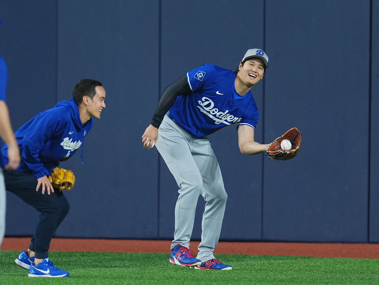ワールドシリーズ第1戦　試合前、キャッチボールをするドジャース大谷（右）は、打撃練習の打球をキャッチする（撮影・菅敏）