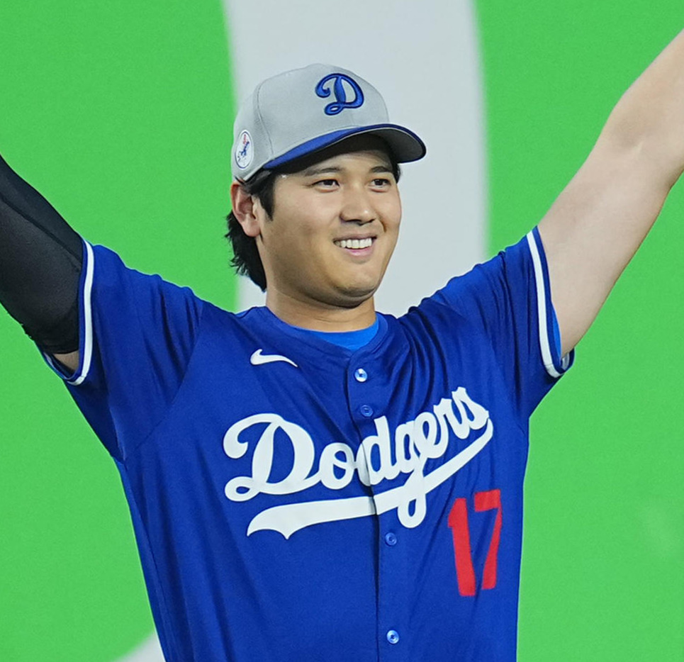 ワールドシリーズ第1戦　試合前、キャッチボールをするドジャース大谷は、両手を上げる（撮影・菅敏）