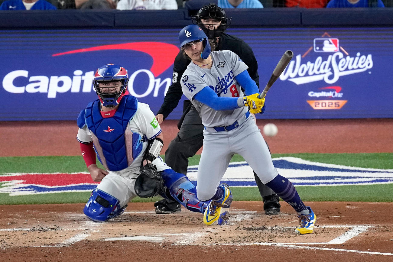 2回、先制タイムリーを放ったドジャースのキケ・ヘルナンデス（AP）