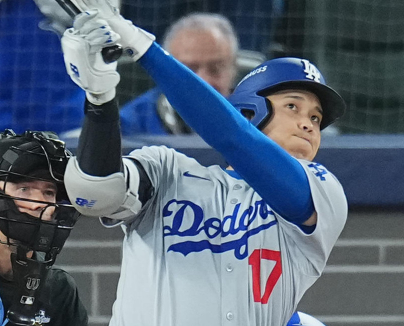 ブルージェイズ対ドジャース　7回表ドジャース1死一塁、右越えに2点本塁打を放つ大谷（撮影・菅敏）