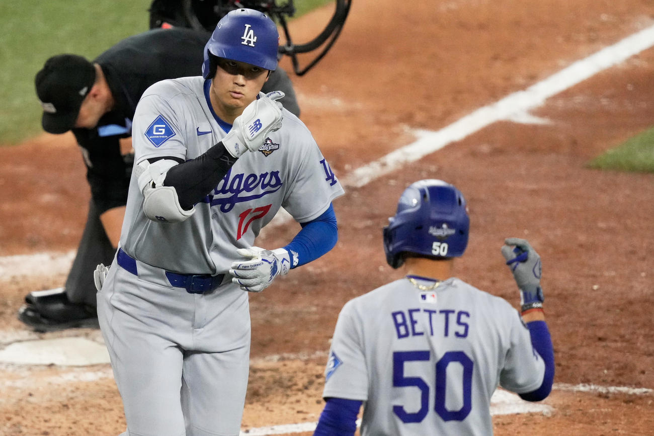 ドジャース大谷翔平（左）はブルージェイズ戦７回に２ランを放ち、ベッツと喜びを分かち合う（AP)