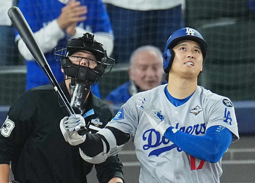 ブルージェイズ対ドジャース　7回表ドジャース1死一塁、右越えに2点本塁打を放つ大谷（撮影・菅敏）